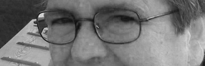 Schwarzweiß-Banner, das die Augen von Katharina Krenzel zeigt