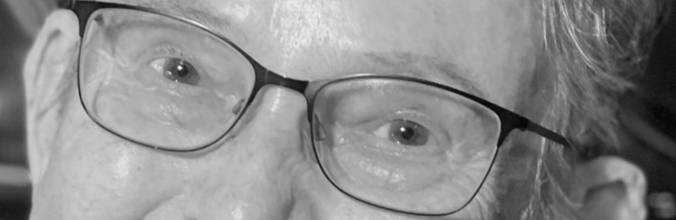 Schwarzweiß-Banner, das die Augen von Ursula Oesterer zeigt