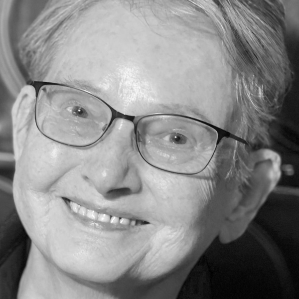 Schwarzweiß-Portrait von Ursula Oesterer